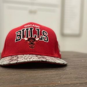 Im selling a Mitchell & Ness Chicago Bulls hat . Its one sz fits !!